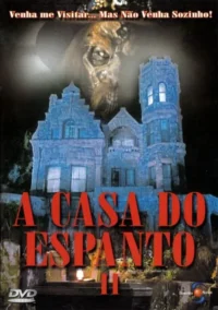 Pôster de horror:Uma velha mansão assombrada azul-acinzentada sob um céu noturno. Um rosto pálido e monstruoso com chapéu paira ameaçadoramente acima.