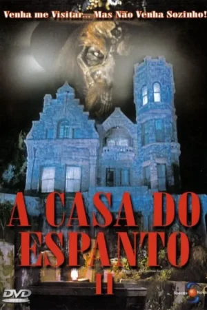 Pôster de horror: Uma velha mansão assombrada azul-acinzentada sob um céu noturno. Um rosto pálido e monstruoso com chapéu paira ameaçadoramente acima.