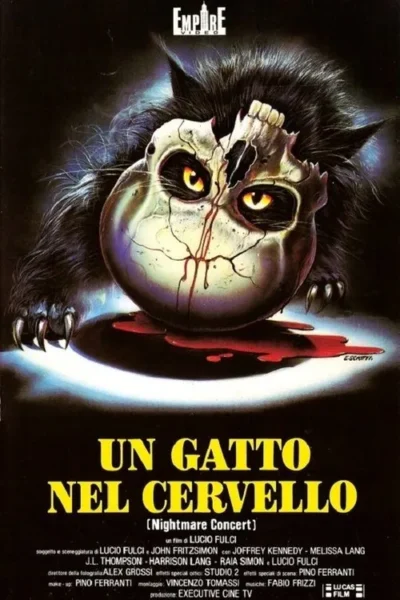 Póster de horror. Criatura peluda com garras. Cabeça como um crânio e esfera rachados, com olhos de gato amarelos brilhantes e sangue. Clima de terror.