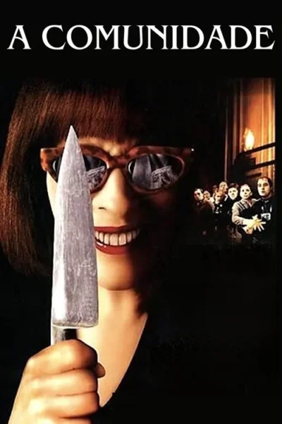 Mulher de óculos com sorriso sinistro segura faca. Reflexo de pessoas nos óculos. Grupo no fundo escuro. Clima de terror.