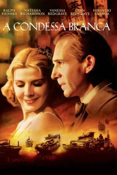 Pôster: Casal elegante, mulher loira sorrindo, homem sério. Fundo com barcos em rio alaranjado e toques asiáticos. Clima histórico e dramático.