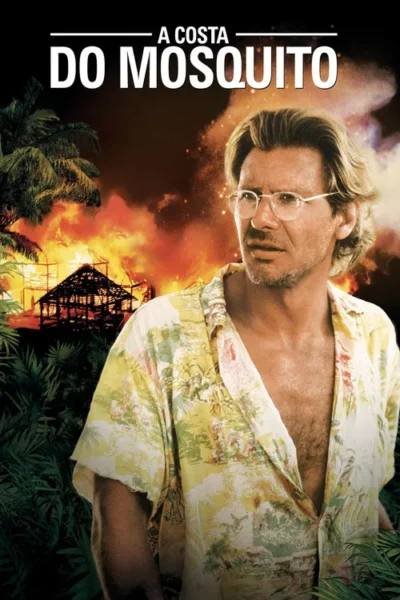 Um homem de óculos e camisa tropical, com expressão séria, em meio a uma selva. Ao fundo, uma estrutura em chamas. Clima tenso.