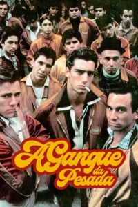 Um grupo de homens jovens,com jaquetas de gangue e cabelo gomado,encara o espectador. Um deles fuma. Atmosfera rebelde.