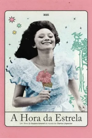 Pôster estilo tarot. Mulher sorridente P&B com vestido de renda segura flor rosa. Fundo azul com estrelas e árvore. Clima sonhador.