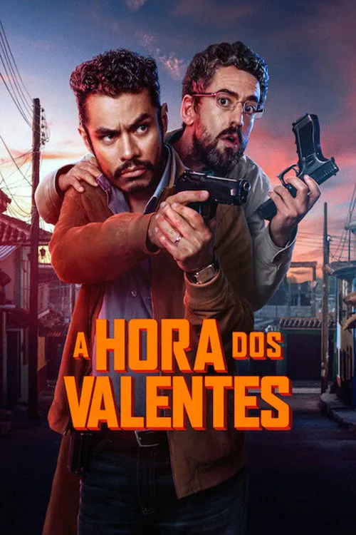 Dois homens armados,um na frente com expressão séria,outro atrás com óculos e rosto assustado,em cenário urbano ao pôr do sol.