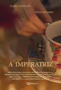 Duas mãos, uma com anel dourado e outra segurando uma xícara de café com unhas vermelhas. Atmosfera acolhedora e elegante.
