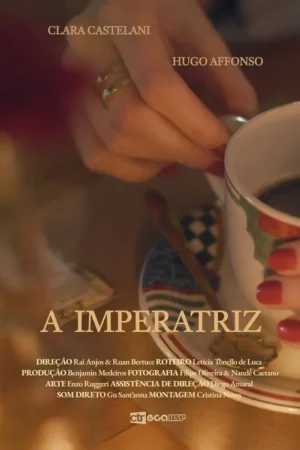 Duas mãos, uma com anel dourado e outra segurando uma xícara de café com unhas vermelhas. Atmosfera acolhedora e elegante.