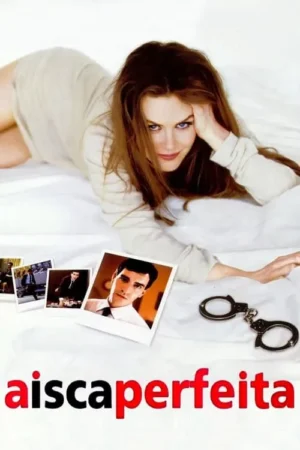 Mulher atraente deitada em lençóis brancos, sorrindo. Fotos de um homem e algemas ao lado. Sugere romance e mistério.