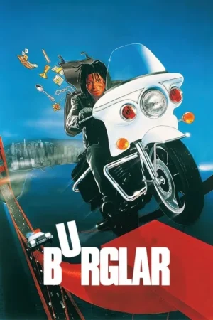 Mulher sorridente em jaqueta de couro pilota moto branca sobre a Golden Gate. Joias e dinheiro escapam de uma bolsa aberta.