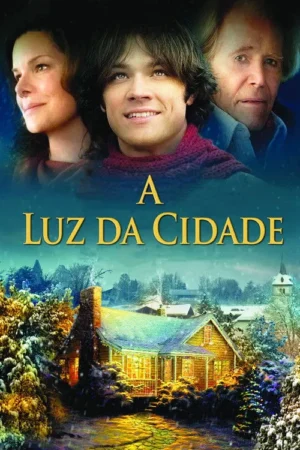 Rostos sorridentes de uma mulher, um jovem e um idoso sobre uma aconchegante vila de inverno nevada, iluminada com luzes quentes.