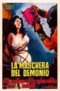 Mulher aterrorizada, amarrada a um poste, confronta uma figura encapuzada que segura uma máscara demoníaca rosa e pontiaguda.