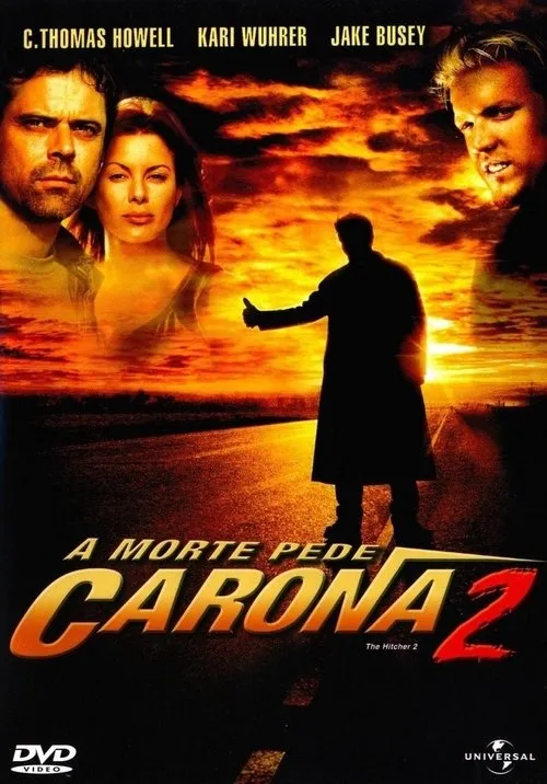 Pôster com três rostos (dois sérios,um bravo) e uma figura sombria pegando carona em estrada sob céu alaranjado intenso.
