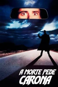 Silhueta de homem de casaco na estrada escura com céu tempestuoso. Olhos assustados no retrovisor. Clima de suspense.