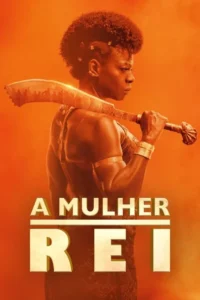 Uma mulher guerreira forte, de perfil, cabelo crespo, com uma grande lâmina adornada sobre o ombro. Fundo laranja vibrante.