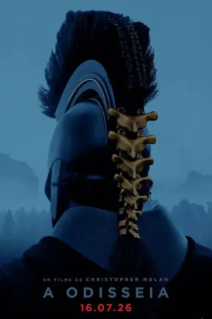 Figura com capacete escuro e adorno dorsal dourado, de costas para multidão turva em cenário azul-nevoado. Clima épico e sombrio.