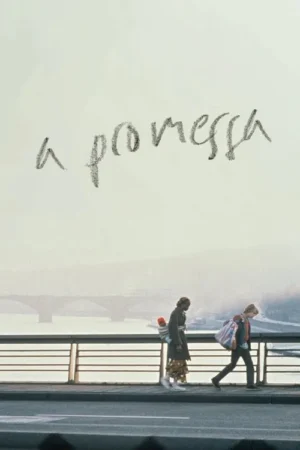 Duas pessoas, uma com um bebê nas costas, andam por uma ponte nebulosa. O clima é de jornada melancólica.