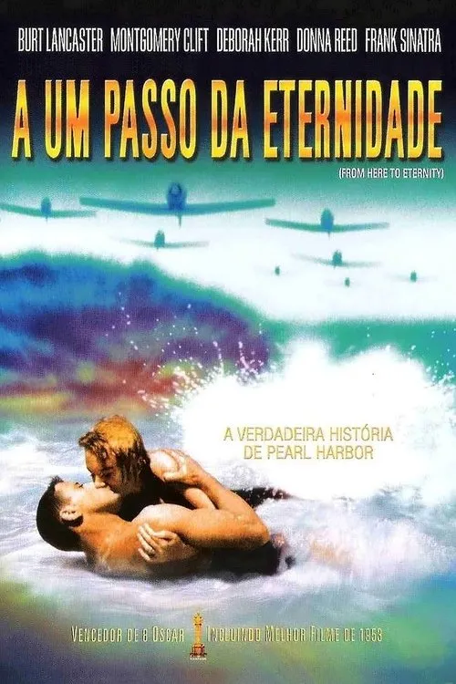 Pôster:Casal apaixonado se beija no mar entre ondas,sob um céu com aviões militares. Romance e drama em tempos de guerra.