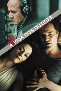 Um homem sério com fones,talvez em vigilância. Abaixo,um casal pensativo de mãos dadas,em atmosfera íntima e sombria.