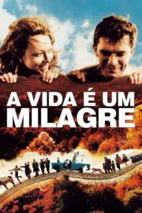 Casal feliz espreita de cima. Abaixo, trilhos sinuosos com figuras, carro e animais numa paisagem outonal vibrante. Cena animada.