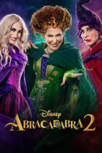 Três bruxas sorridentes e uma séria,em trajes coloridos,com cabelo exuberante e magia verde,em fundo escuro e místico.