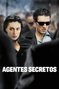 Um pôster com uma mulher séria e um homem de óculos escuros em meio a uma multidão borrada,sugerindo mistério e espionagem.