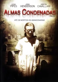 Uma menina fantasmagórica de vestido branco e olhos brilhantes está num cemitério escuro e assustador. Clima de terror.