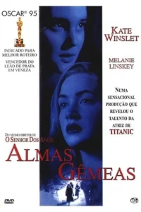 Pôster azul com closes de duas mulheres. Abaixo,três figuras caminham em uma alameda escura. Clima misterioso e intenso.