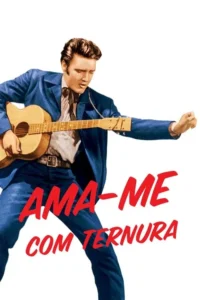 Jovem com topete e terno azul toca violão com paixão. Fundo branco. Clima musical e vibrante.