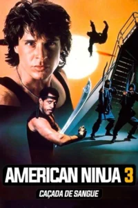 Pôster de ação com homem sério, outro musculoso com espada, e ninjas mascarados em movimento contra um céu laranja intenso.