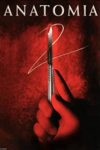 Mão com luva vermelha segura um bisturi afiado. Fundo vermelho texturizado com linhas brancas curvas. Clima de suspense médico.