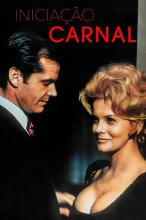 Homem de terno escuro olha para mulher loira com decote profundo que sorri. Clima íntimo e misterioso.