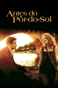 Homem e mulher em um barco sob a luz dourada do pôr do sol. Um arco de ponte e a cidade iluminada ao fundo. Atmosfera romântica.