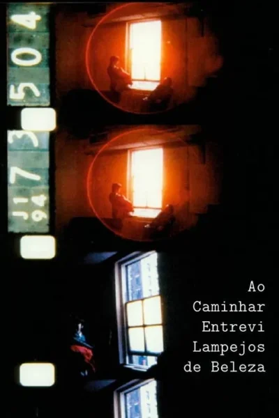 Três quadros de filme. Pessoas em silhueta observam a luz intensa de uma janela em quarto escuro. Clima íntimo e pensativo.