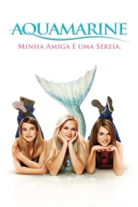 Três jovens sorrindo deitadas no chão branco. A garota central tem cauda de sereia. As outras têm pernas humanas com jeans e tênis.