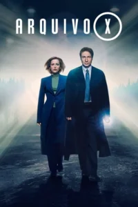 Dois personagens sérios,de casaco,caminham numa estrada escura e molhada. Ele segura uma lanterna e raios de luz cruzam o céu nebuloso.