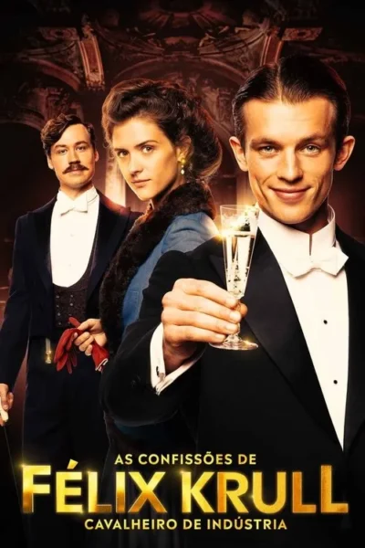 Três figuras de época em trajes de gala. Um homem sorridente segura champanhe, uma mulher séria e um homem de bigode com luvas vermelhas. Fundo opulento.