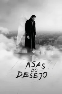 Pôster preto e branco. Homem de sobretudo escuro com asa angelical transparente,olhando para baixo sobre uma cidade nublada.