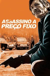 Um homem de bigode segura uma pistola em primeiro plano. Ao fundo, três homens armados e carros antigos num cenário árido e tenso.
