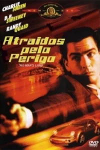 Homem intenso com arma e carro esportivo em alta velocidade. Fundo urbano noturno em tons de laranja/vermelho,sugerindo ação e perigo.