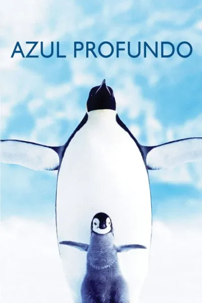 Um pinguim adulto de asas abertas e um filhote fofo na frente, imitando-o. Ambos olham para cima contra um céu azul claro.