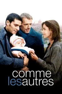 Um homem segura um bebê enquanto outro homem e uma mulher, sorridentes, olham. Mãos se tocam. Cidade ao fundo, clima familiar.