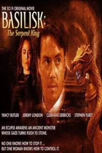 Pôster com homem sério,mulher e criatura dourada de serpente com boca azul brilhante. Clima sombrio de fantasia/horror.