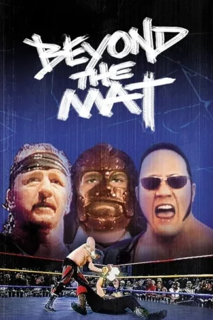Pôster de wrestling com três rostos (um mascarado, um de óculos) acima de um ringue. Dois lutadores e plateia; atmosfera dramática e chuvosa.