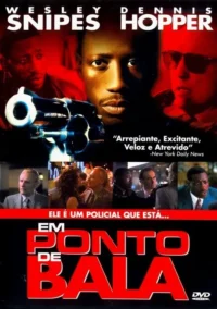 Pôster: rosto sério de um homem negro, revólver apontado. Homem branco de óculos, fundo vermelho. Cenas variadas embaixo. Clima tenso de ação.