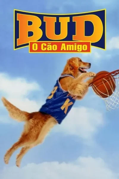 Um golden retriever atlético com camisa de basquete azul salta para enterrar uma bola, com céu azul e nuvens de fundo.
