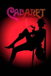 Silhueta de mulher de chapéu e salto,fumando e sentada,contra um fundo vermelho dramático. Clima sedutor e teatral.