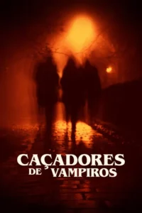 Três silhuetas borradas caminham por uma rua escura e molhada, iluminadas por luzes alaranjadas. Clima sombrio e tenso.