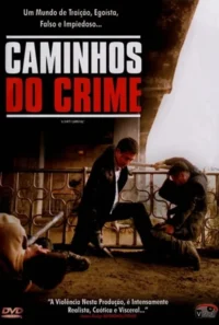 Três homens em confronto sombrio. Um está caído no chão,outro se inclina sobre ele,em cenário escuro e sujo. Clima de violência e crime.