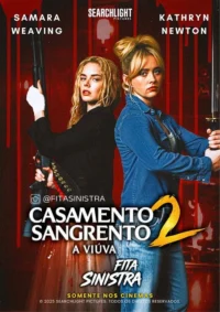 Pôster: Duas mulheres loiras sérias, uma com espingarda e outra com espada, em fundo vermelho com sangue. Clima tenso e violento.