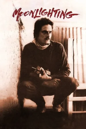 Pôster sépia: Homem sério de bigode agachado em canto escuro, segura rádio. Parede áspera e luz dramática. Atmosfera sombria.